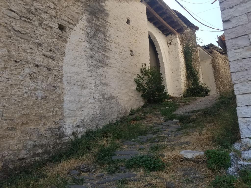 Lori'S Traditional House Gjirokastër Exteriör bild