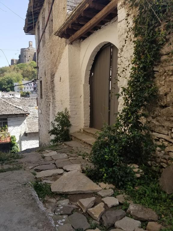 Lori'S Traditional House Gjirokastër Exteriör bild